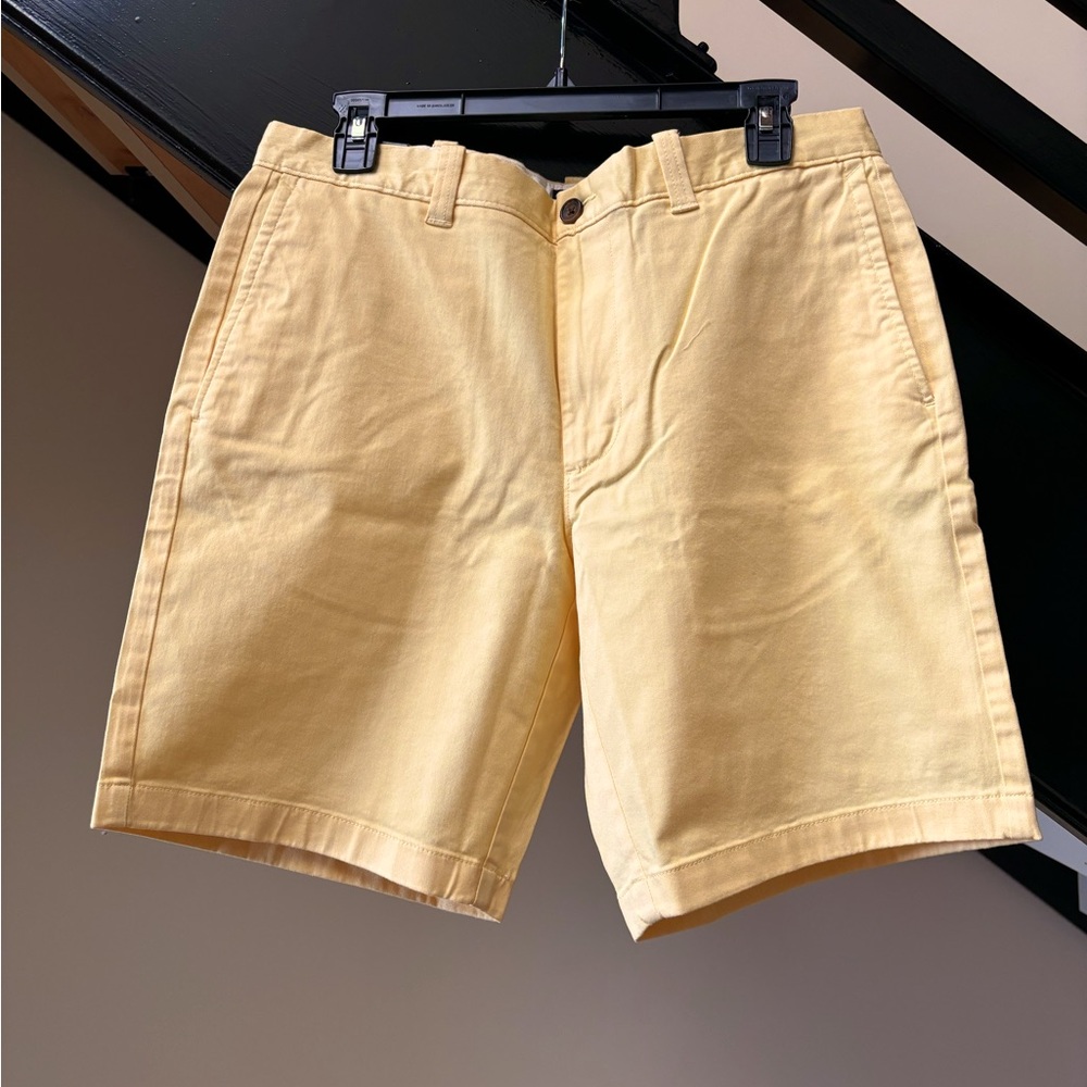 Men’s Soft Yellow Golf Shorts, Flat Front, Pockets Front & Back.Size 33, NWT